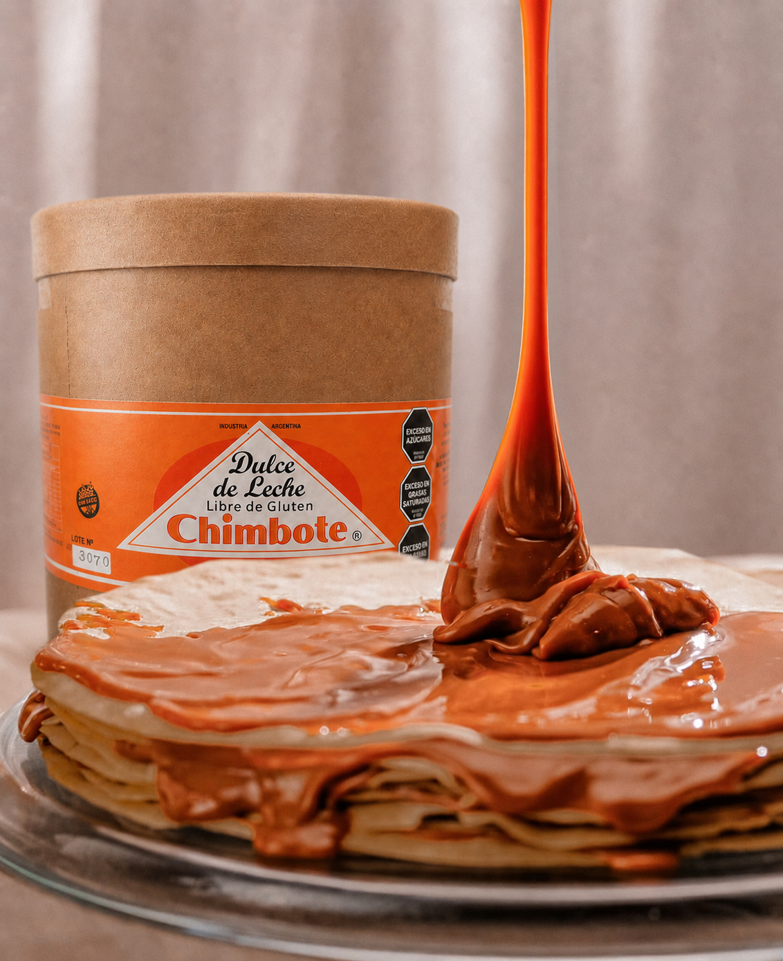 Dulce de leche Chimbote servido sobre las capas del Rogel